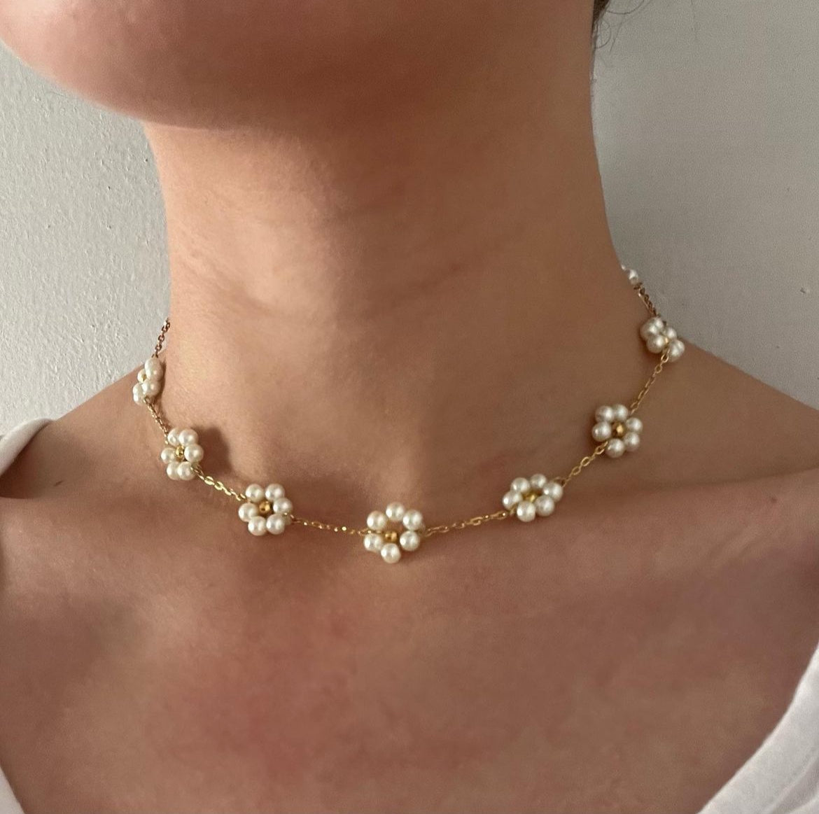 Pearly Flowers Necklace